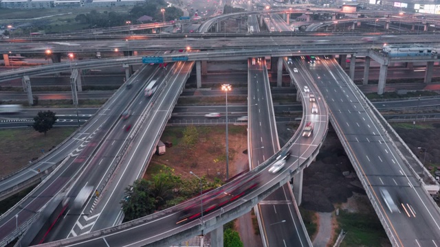 亚洲城市多车道高速公路或高速公路上的汽车交通运输延时，无人机鸟瞰图向前飞行。土木工程，亚洲交通理念视频素材