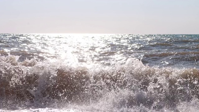 海岸附近的海浪视频素材