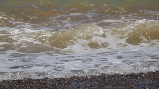 海岸附近的海浪视频素材