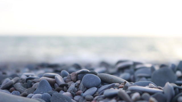 以海浪为背景的沙滩卵石视频素材