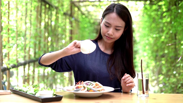 制作美味健康的沙拉和调味汁视频素材