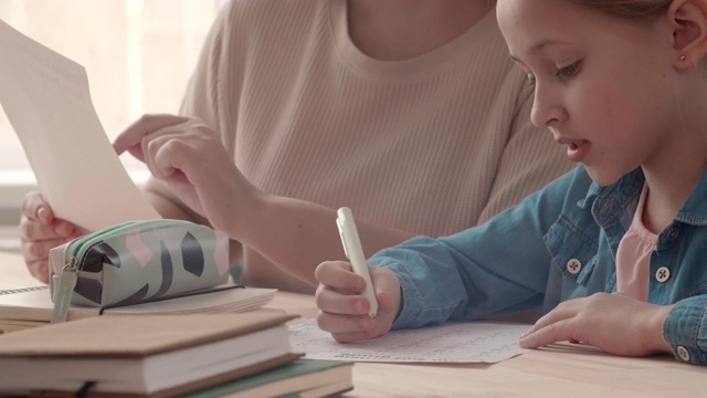 妇女帮助女学生学习视频素材