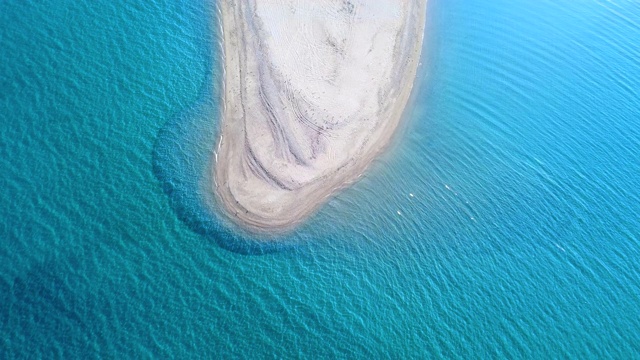 令人惊叹的异国情调的蓝色海水与光波溅起长长的沙滩。著名的旅游目的地。鸟瞰图视频素材