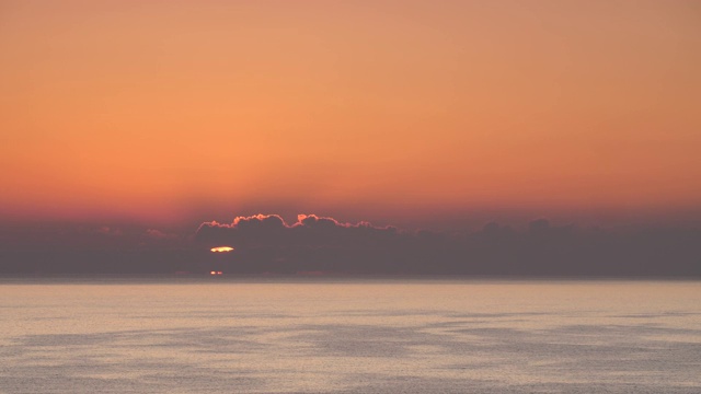 太阳在海上升起视频素材