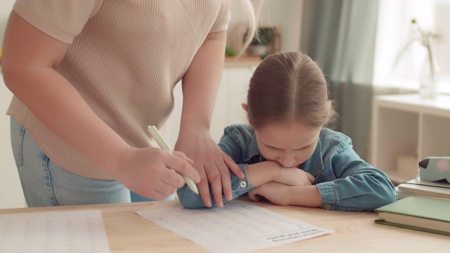 女人在检查女儿的数学作业时生气视频素材