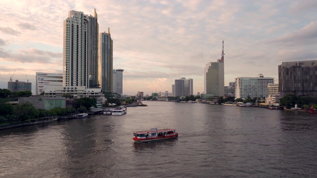 曼谷市景河岸与湄南河在日落视频素材