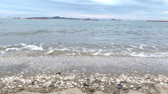 海滩上的波浪视频素材