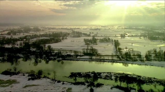 白雪覆盖了田野和草地视频素材