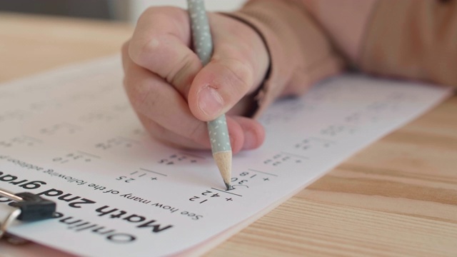 小学生很少解决数学问题视频素材