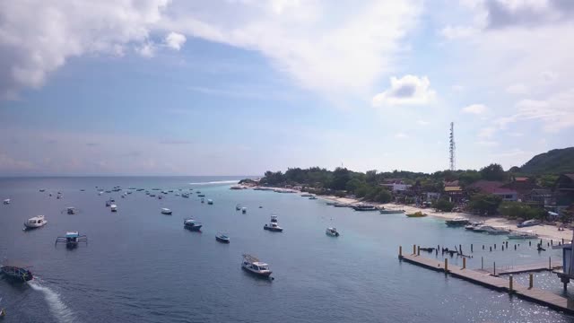 船停泊在吉利特拉万安码头海上，热带岛屿，空中全景视频素材