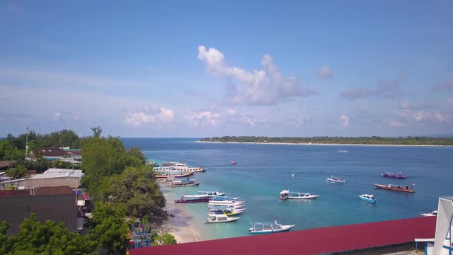 当地船只停泊在Gili Trawangan海滩，印尼岛，鸟瞰图视频素材