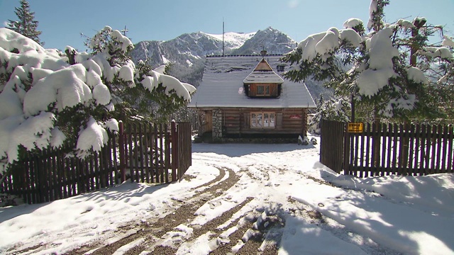 波德旺塔小屋在通往莫尔斯基奥科的路上视频素材