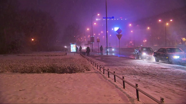 下雪天的交通视频素材