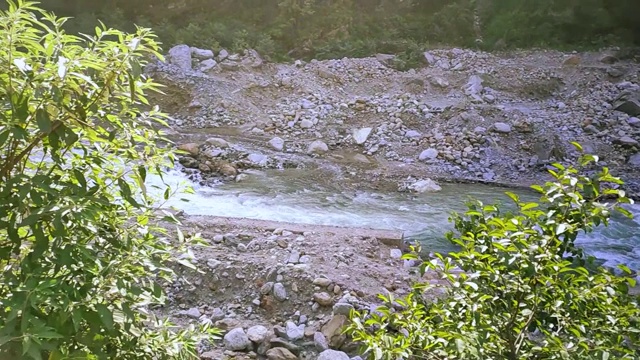 印度北阿坎德邦高里昆德山旁的阿拉克南达河视频素材