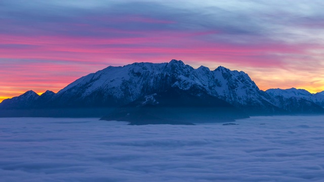 鸟瞰图在日落与云景雪山视频素材