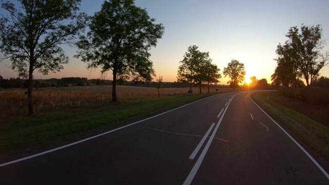 在乡村小路上，夕阳西下视频素材