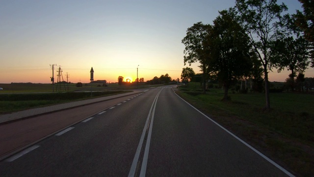 在乡村小路上，夕阳西下视频素材