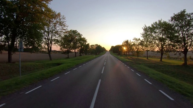 在乡村小路上，夕阳西下视频素材