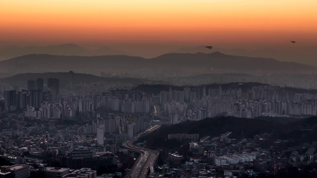 日出时城市交通流量/首尔，韩国视频素材