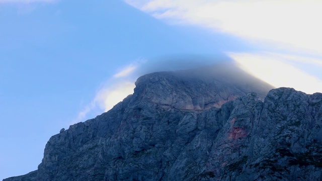 云在山上。雾正在山谷中快速移动视频素材