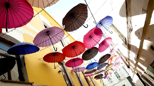 街道上装饰着五颜六色的雨伞视频素材