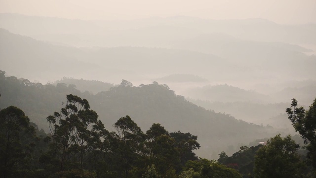 在一个雾蒙蒙的早晨，印度芒纳的山和丘陵的全景景观视频素材