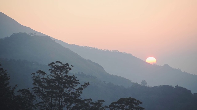 日出风景的山和丘陵在一个薄雾的早晨，在Munnar，印度视频素材