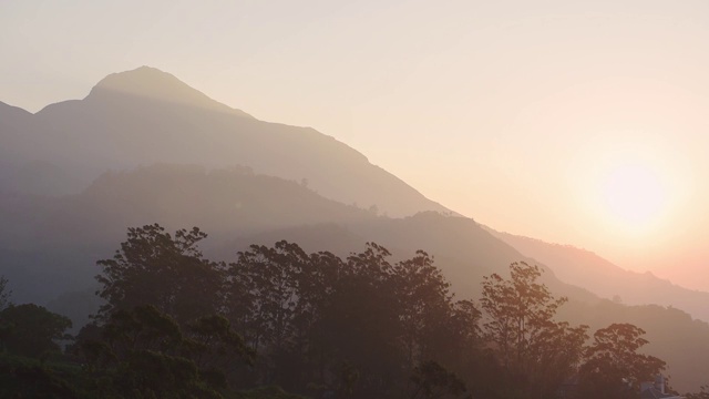 在一个雾蒙蒙的早晨，印度穆纳尔的山峦景观视频素材