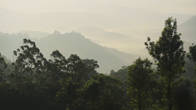 在一个雾蒙蒙的早晨，印度芒纳的山峦景观视频素材