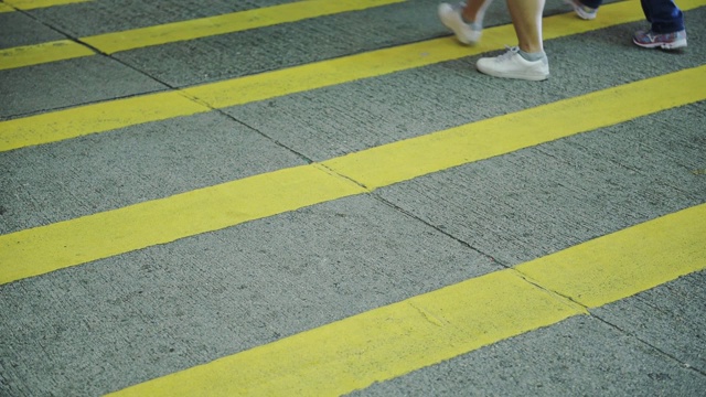 过路行人的脚在香港的行人道上-特写镜头视频素材