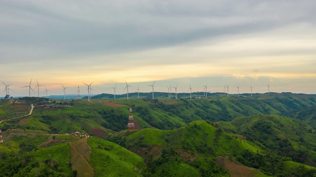 空中的超延时或时间的流逝在日落的风力涡轮机在山上视频素材