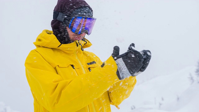 滑雪板运动员重新调整他的手套视频素材