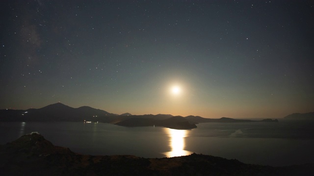 月亮在银河的夜晚落在地平线后面的时间流逝视频素材