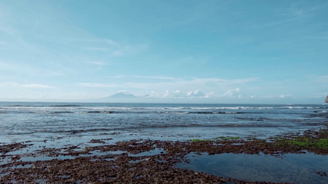 蓝色的海水，裸露的岩石和绿色的珊瑚礁视频素材