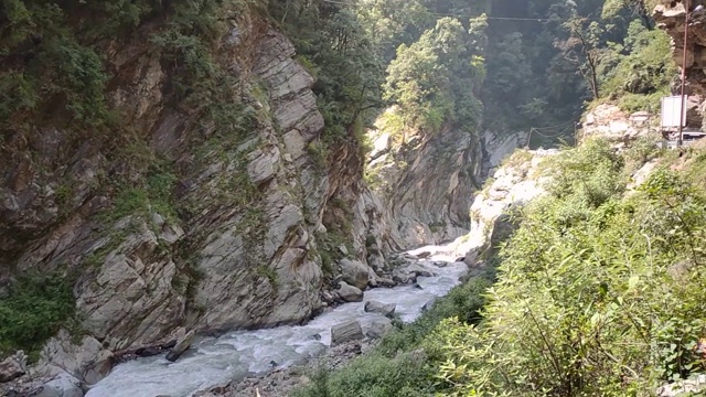 印度北阿坎德邦高里昆德山旁的阿拉克南达河视频素材