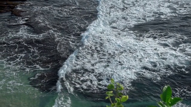 蓝色的海水，裸露的岩石和绿色的珊瑚礁视频素材