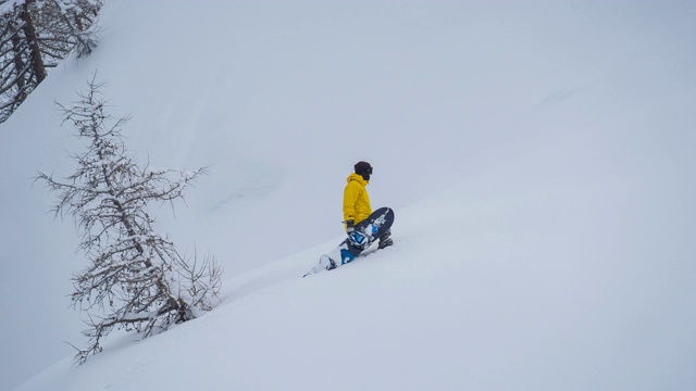 滑雪板上爬一座雪山视频素材