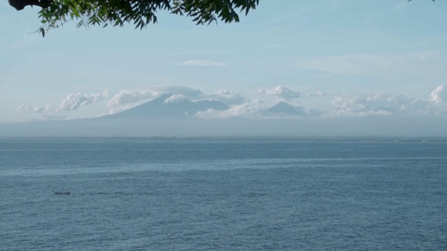 海洋景观与蓝色清澈的水，云和火山在地平线上视频素材