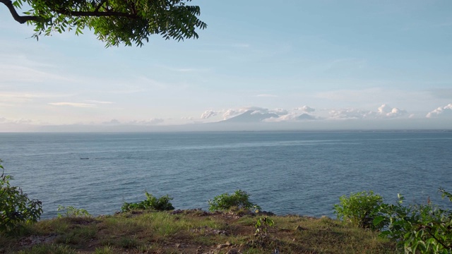 海洋景观与蓝色清澈的水，云和火山在地平线上视频素材