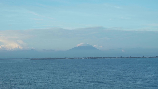 海洋景观与蓝色清澈的水，云和火山在地平线上视频素材