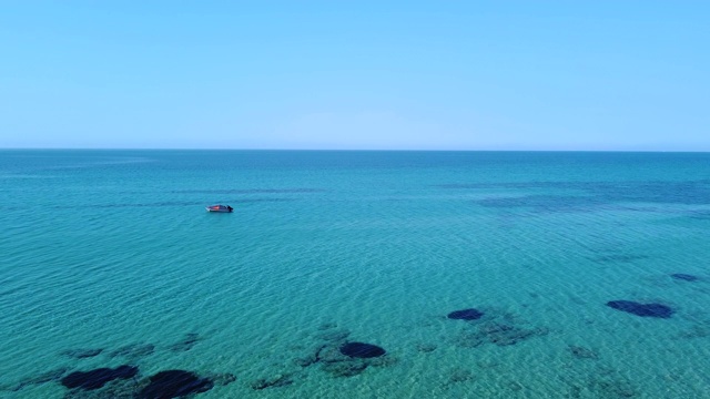 透明的蓝色大海和帆船。鸟瞰图视频素材