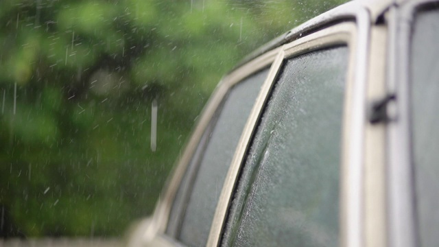 雨滴落在家里停车场的复古车上视频素材