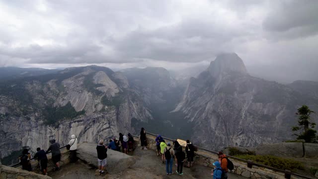 约塞米蒂的冰川点，游客们忙着在观景台拍照视频素材