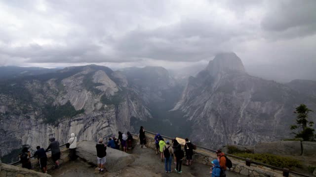 约塞米蒂冰川点的倾斜效应，游客在拍照视频素材