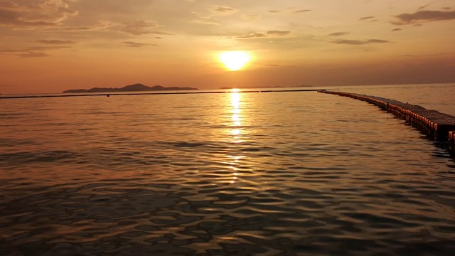 美丽的日落在海上漂浮的浮标在地平线上。视频素材