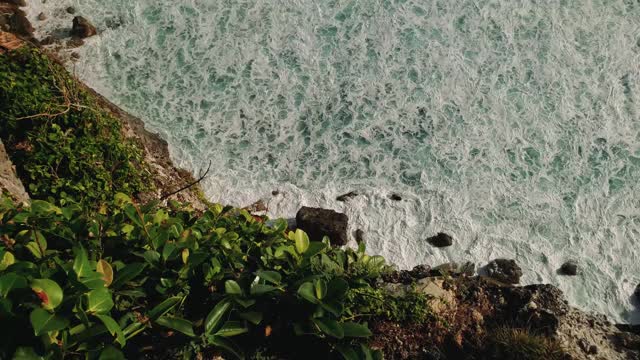 从巴厘岛陡峭的悬崖俯瞰大海视频素材