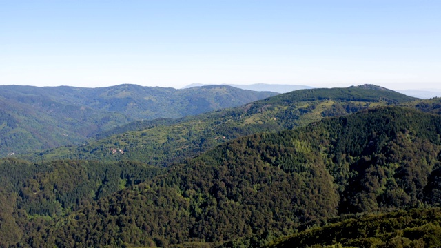 飞越风景优美的山区地形视频素材