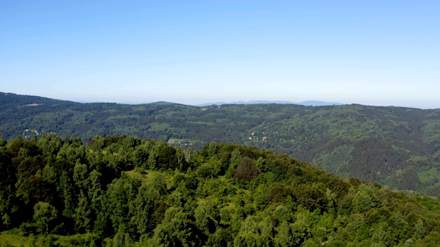 飞行越过高山和风景全景视频素材