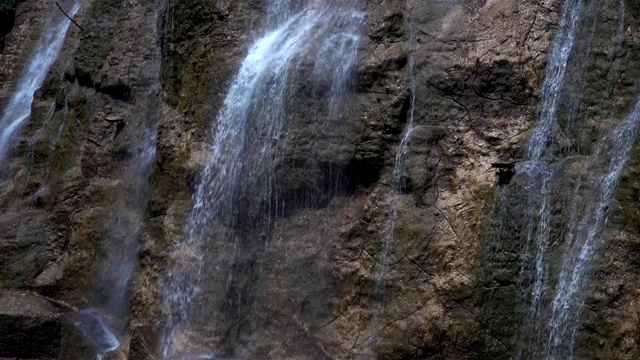 瀑布和岩石视频素材