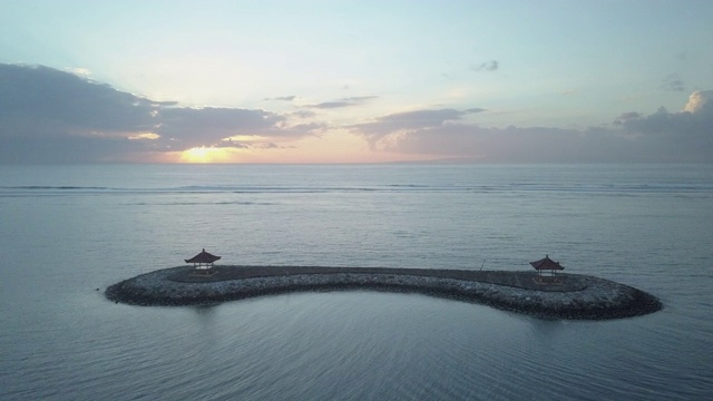 日出时的Sanur海滩/印度尼西亚巴厘岛视频素材